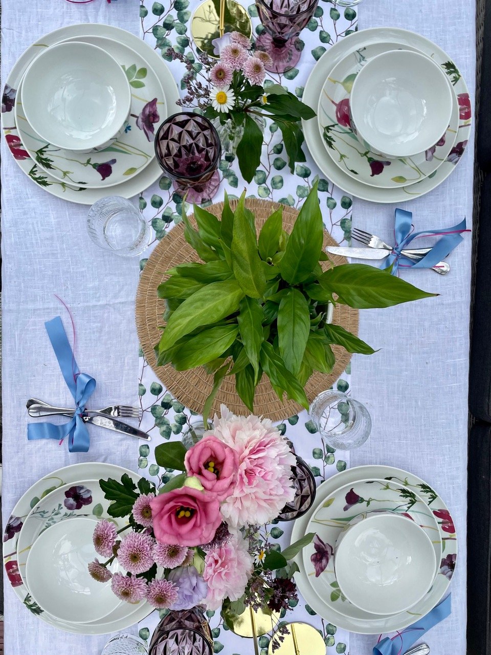 Nature-inspired tablescape