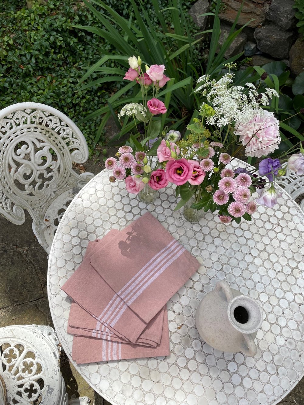 Pink outdoor table styling